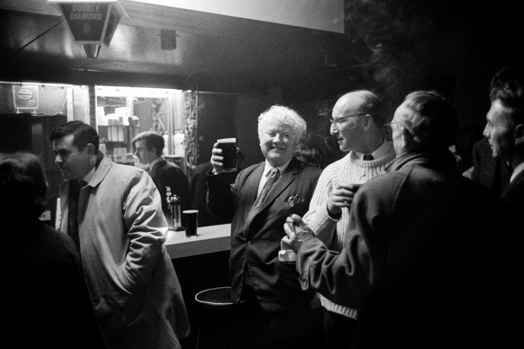 Mario Dondero, "Al pub", Belfast, 1968.