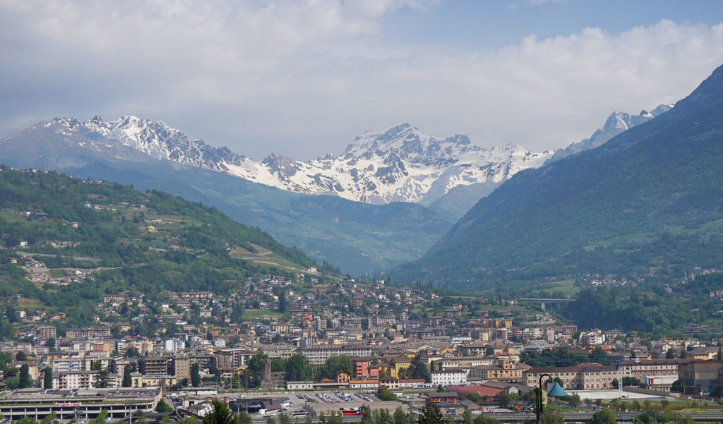 Val d'Aosta, Aosta con sullo sfondo il Grand Combin