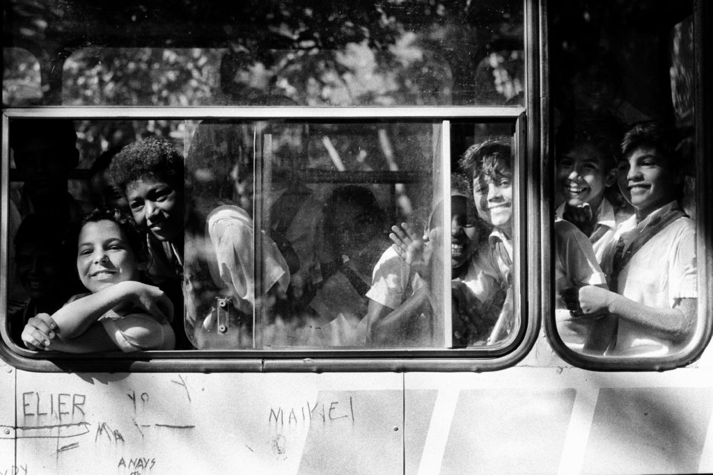 Mario Dondero, "Sorrisi dall'autobus", Cuba, 1992