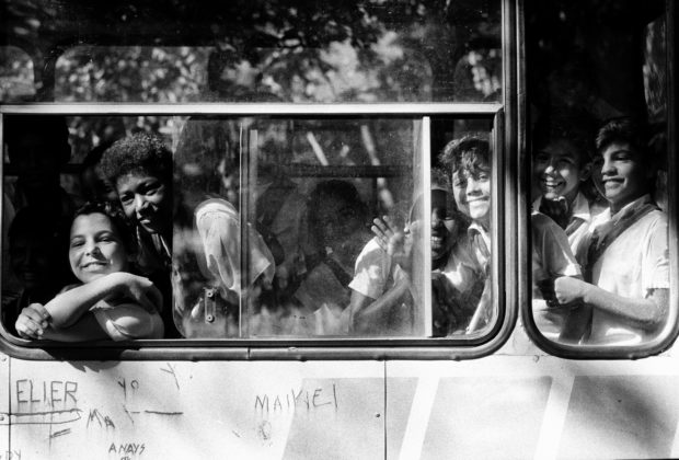 Mario Dondero, "Sorrisi dall'autobus", Cuba, 1992