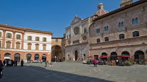 Piazza della Repubblica con il Duomo di San Feliciano