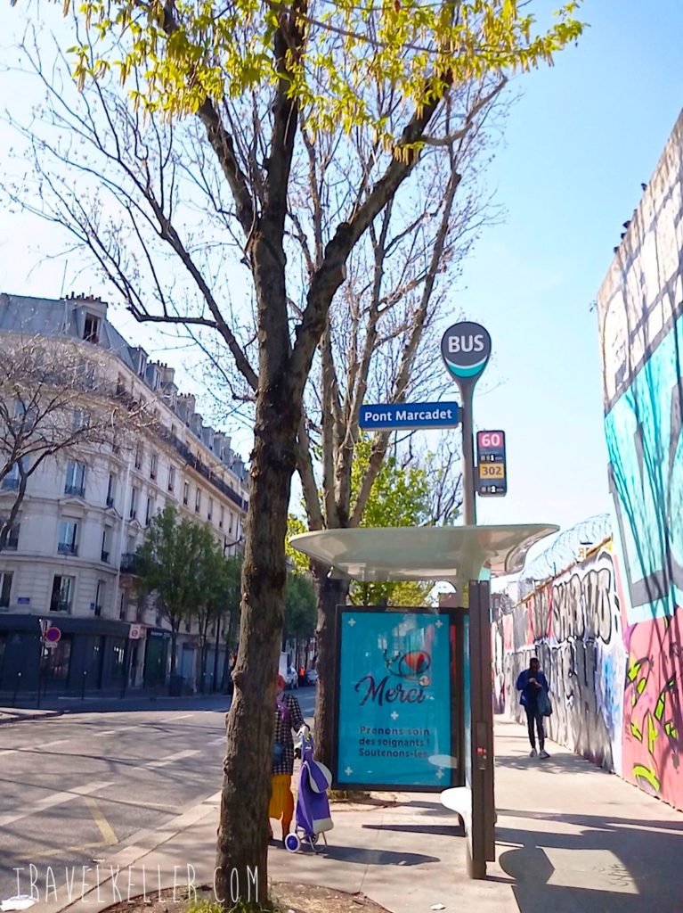 Parigi, rue Ordener, aprile 2020. Un'insegna alla fermata dell'autobus ringrazia il personale sanitario.
