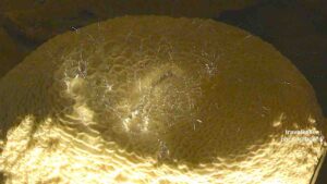 una stalagmite colpita dall'incessante ticchettio dell'acqua